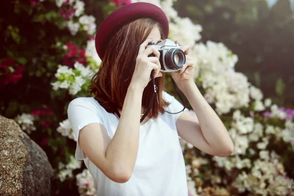 Menina Com Uma Câmera Analógica — Fotografia de Stock