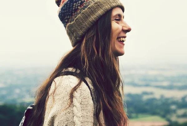 Mujer Feliz Sonriendo Usando Sombrero Caliente Aire Libre —  Fotos de Stock
