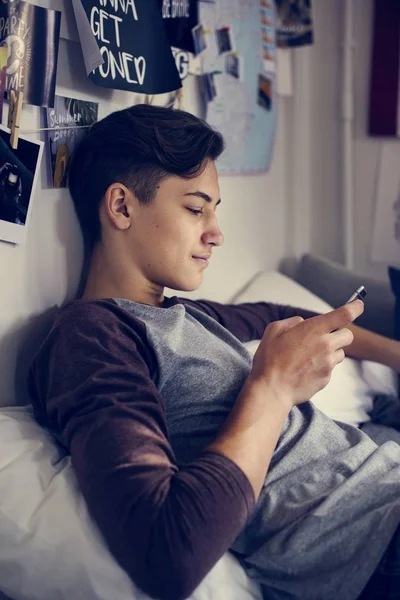 Menino Adolescente Usando Smartphone Conceito Mídia Social Quarto — Fotografia de Stock