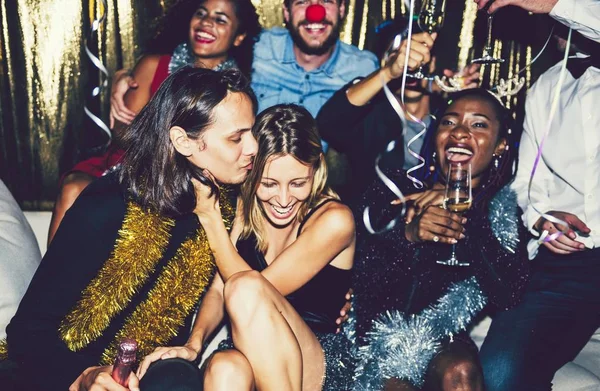 Amigos Enlouquecendo Uma Festa Anos Novos — Fotografia de Stock