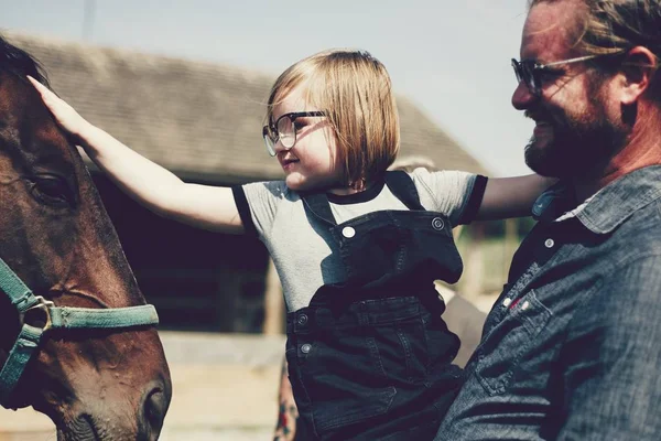 Glückliche Familie Auf Einem Pferdehof — Stockfoto