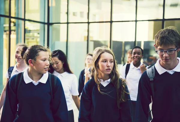 Grupo Estudiantes Caminando Una Escuela —  Fotos de Stock