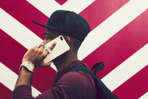 Afrikai Ember Használ Mozgatható Telefon Beszéd Járás Közben — Stock Fotó