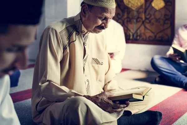 穆斯林男子在斋月期间阅读古兰经 — 图库照片