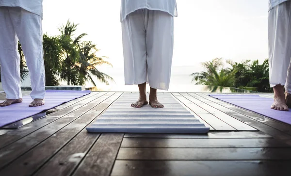 Groep Van Senioren Beoefenen Van Yoga Bij Het Zwembad — Stockfoto