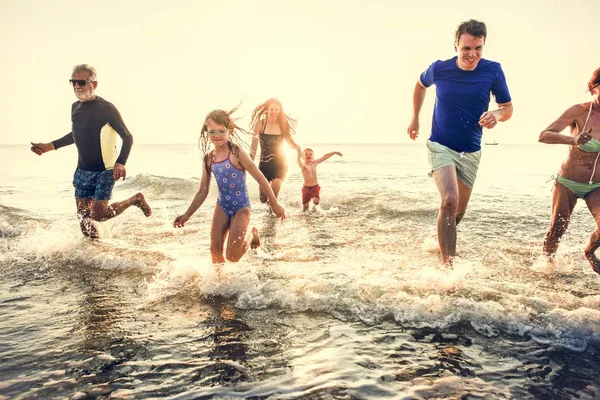 Familia Jugando Playa — Foto de Stock