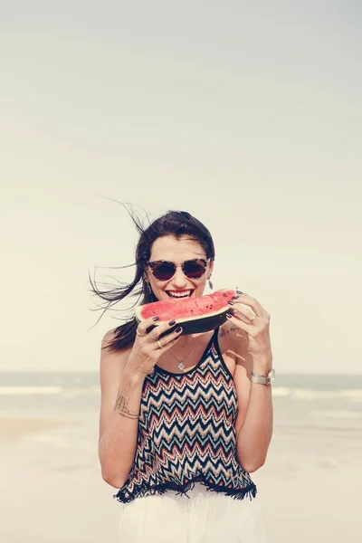 Mujer Comiendo Sandía Playa — Foto de Stock