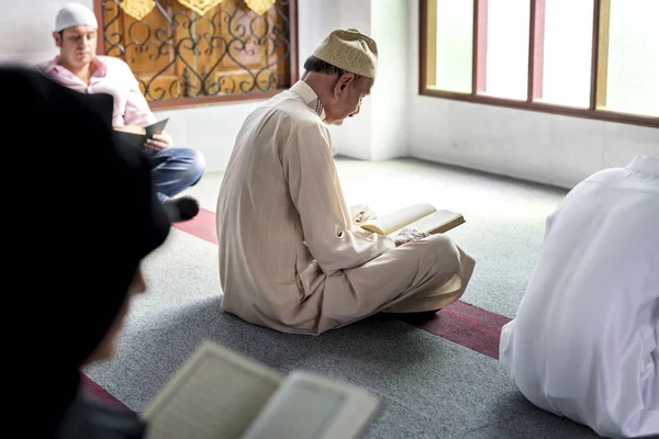 Moslims Lezen Van Koran — Stockfoto