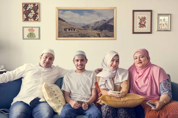 Familia Musulmana Relajándose Hogar — Foto de Stock