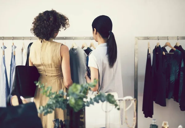Две Женщины Покупающие Одежду Магазине — стоковое фото