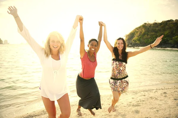 Freunde Genießen Einen Urlaub Strand — Stockfoto