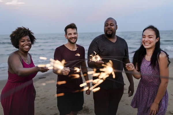 Friends Celebrating Sparklers Beach — Stock Photo, Image