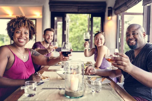 Grupp Vänner Som Firar Restaurang — Stockfoto