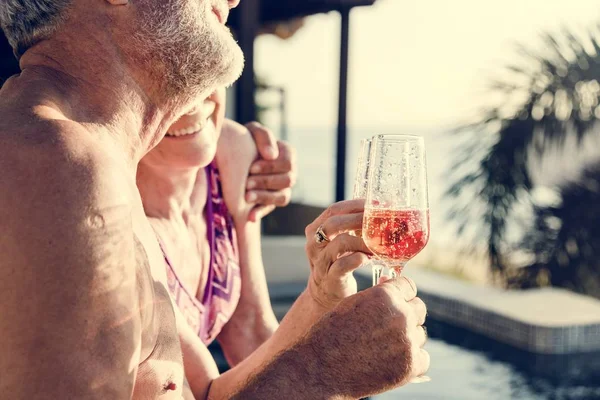 Casal Maduro Comemorando Com Prosecco — Fotografia de Stock