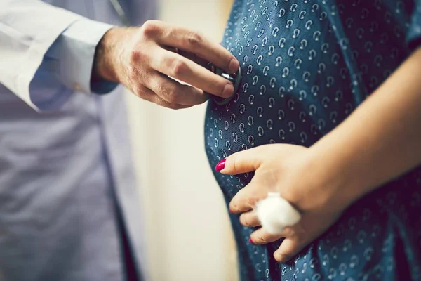 Docteur Vérifiant Les Battements Coeur Bébé — Photo