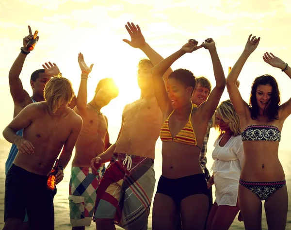 Amigos Disfrutando Unas Vacaciones Playa — Foto de Stock