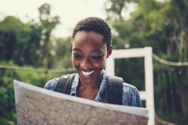 Afrikanische Amerikanerin Schaut Auf Eine Landkarte — Stockfoto