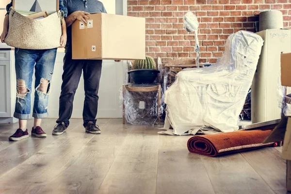 Couple Déménageant Dans Une Nouvelle Maison — Photo