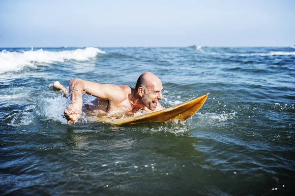 Homem Mais Velho Numa Prancha Surf — Fotografia de Stock