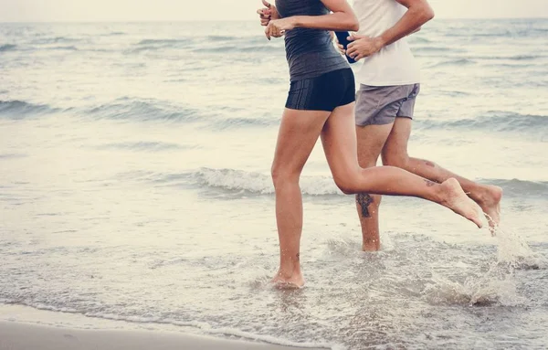 Casal Correndo Praia — Fotografia de Stock