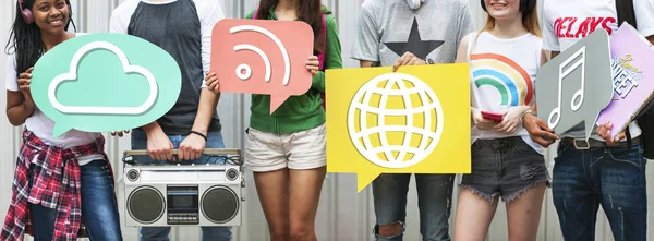 Adolescentes Segurando Ícones Mídia Social Boombox Música Imagem Cortada — Fotografia de Stock