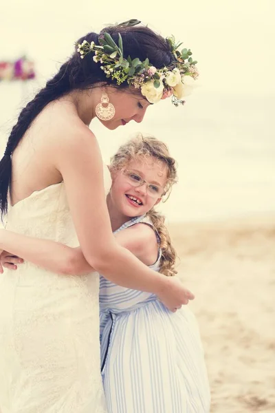 Noiva Alegre Praia — Fotografia de Stock