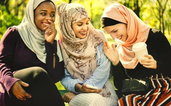 Mulheres Islâmicas Bonitas Vestindo Hijab Melhores Amigos Conversando Sorrindo Fotos De Bancos De Imagens Sem Royalties