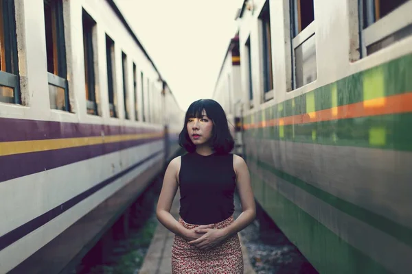 Menina Asiática Andando Entre Trens — Fotografia de Stock