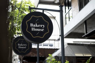 Siyah dışında bir restoran mockup işareti