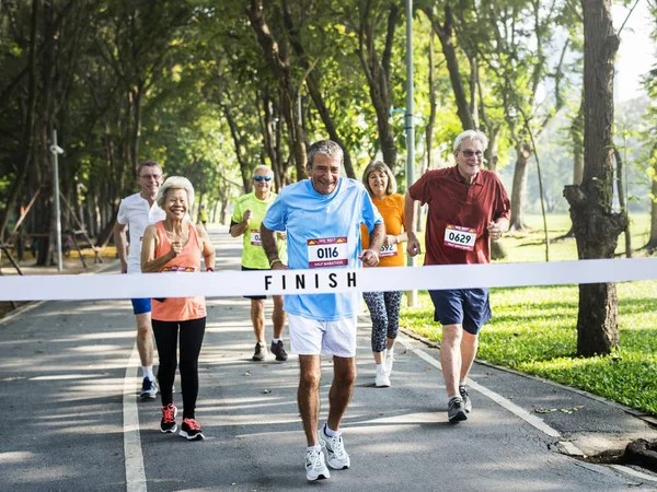 Seniorensportler Joggen Park Zum Ziel Bei Marathon Wettkampf — Stockfoto