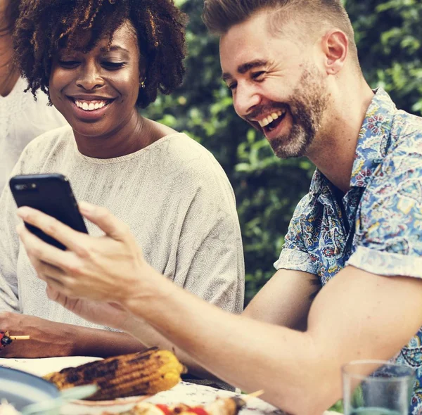 Grupo Diversos Amigos Disfrutando Fiesta Verano Juntos — Foto de Stock