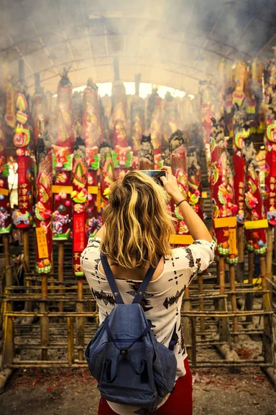 Turista Tomando Fotos Templo Chino — Foto de Stock