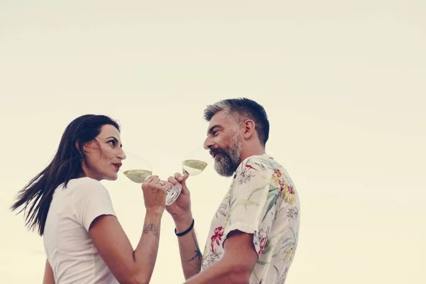 Pasangan Menikmati Segelas Anggur Pantai — Stok Foto
