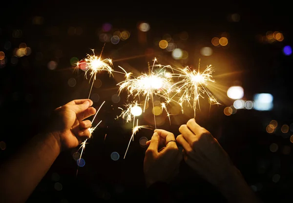 Feiern Mit Wunderkerzen Der Nacht — Stockfoto