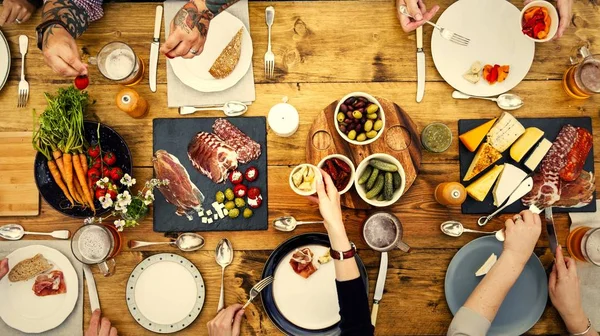 Amis Profitant Dîner Dans Jardin — Photo