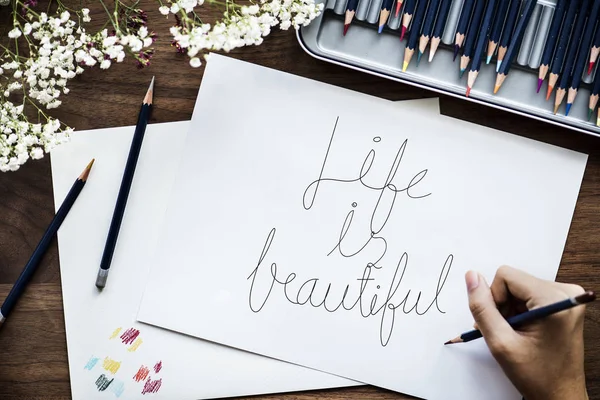 Een Kunstenaar Hand Belettering Illustraties Maken — Stockfoto