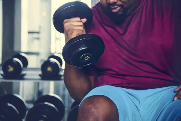 Uomo Che Solleva Pesi Palestra — Foto Stock