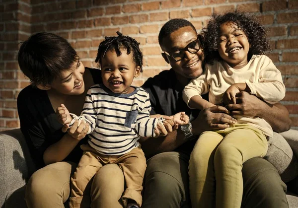 Gelukkige Familie Hun Nieuwe Huis — Stockfoto