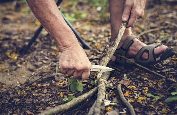 Ormandaki Bıçakla Biraz Yakacak Odun Kesme Adamın Kırpılmış Görüntü — Stok fotoğraf