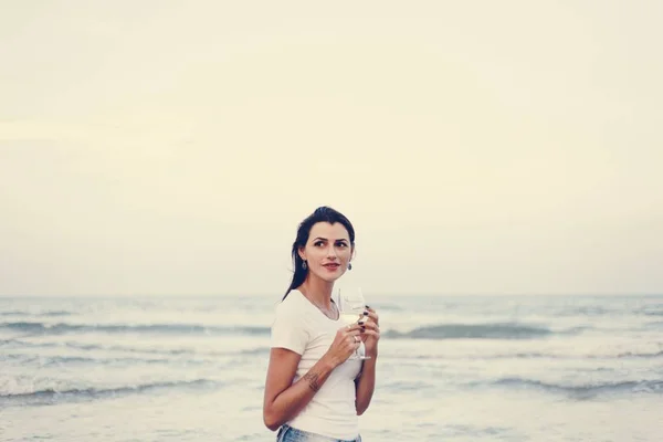 Mujer Bebiendo Una Copa Vino Playa —  Fotos de Stock