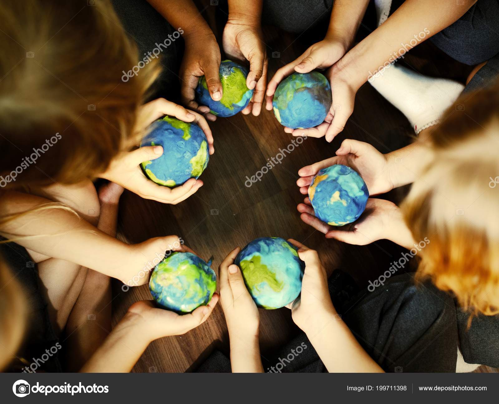Crianças Segurando Mundo Suas Mãos — Foto © Rawpixel #199711398, image size:1600x1295