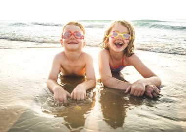 Küçük kardeşim ve kız kardeşi plajda eğlenmek