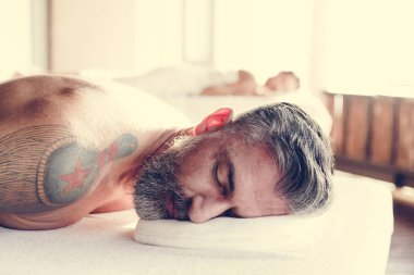 Çift rahatlatıcı bir spa salonu