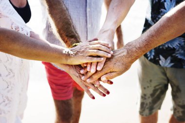 Üst düzey insanlar el ele tutusun