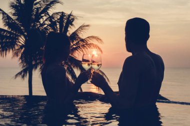 Romantik bir gün batımı zevk çift