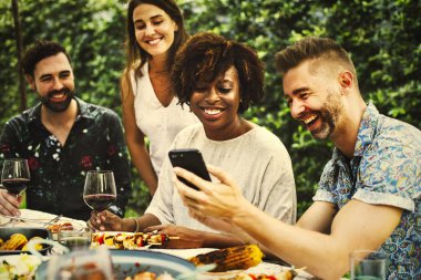 Kontrol dışarı üstünde a telefon komik bir şey arkadaş