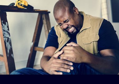 Diz ağrısı olan Afrika adam