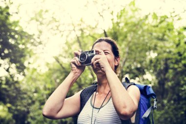 Bir analog kamera kadınla