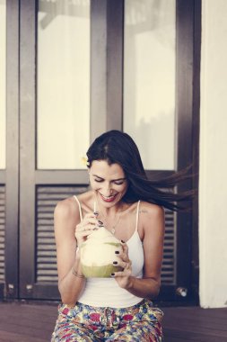 Taze Hindistan cevizi içme kadın