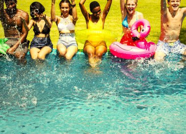 Bir yüzme havuzunun kenarında oturan arkadaşlar